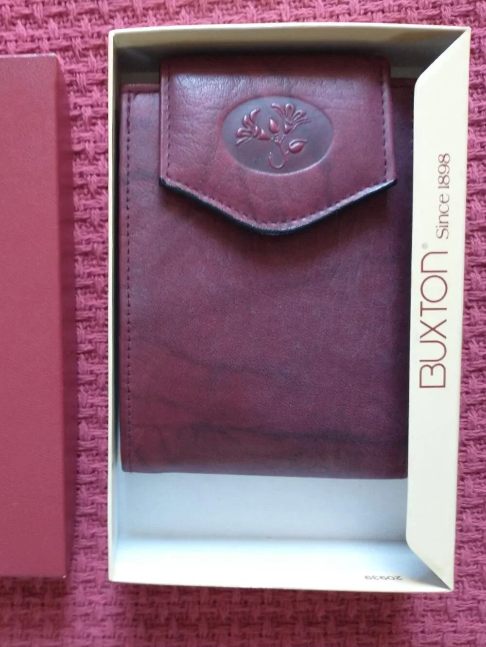 Buxton Women's Vintage Heiress Billfold Burgundy Leather Wallet NWT in Box - Picture 1 of 13